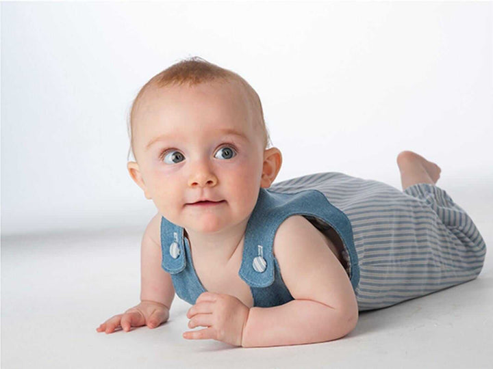 Baby Latzhosen Schnittmuster Digitaler Download Nähprojekt Bundle Drei Stilvarianten Wendeoverall Design Knopfträger Option Elastischer Saum Detail Sommer Babykleidung Größenbereich Neugeboren bis fünf Jahre Anfängerfreundliche Anleitung mit Foto