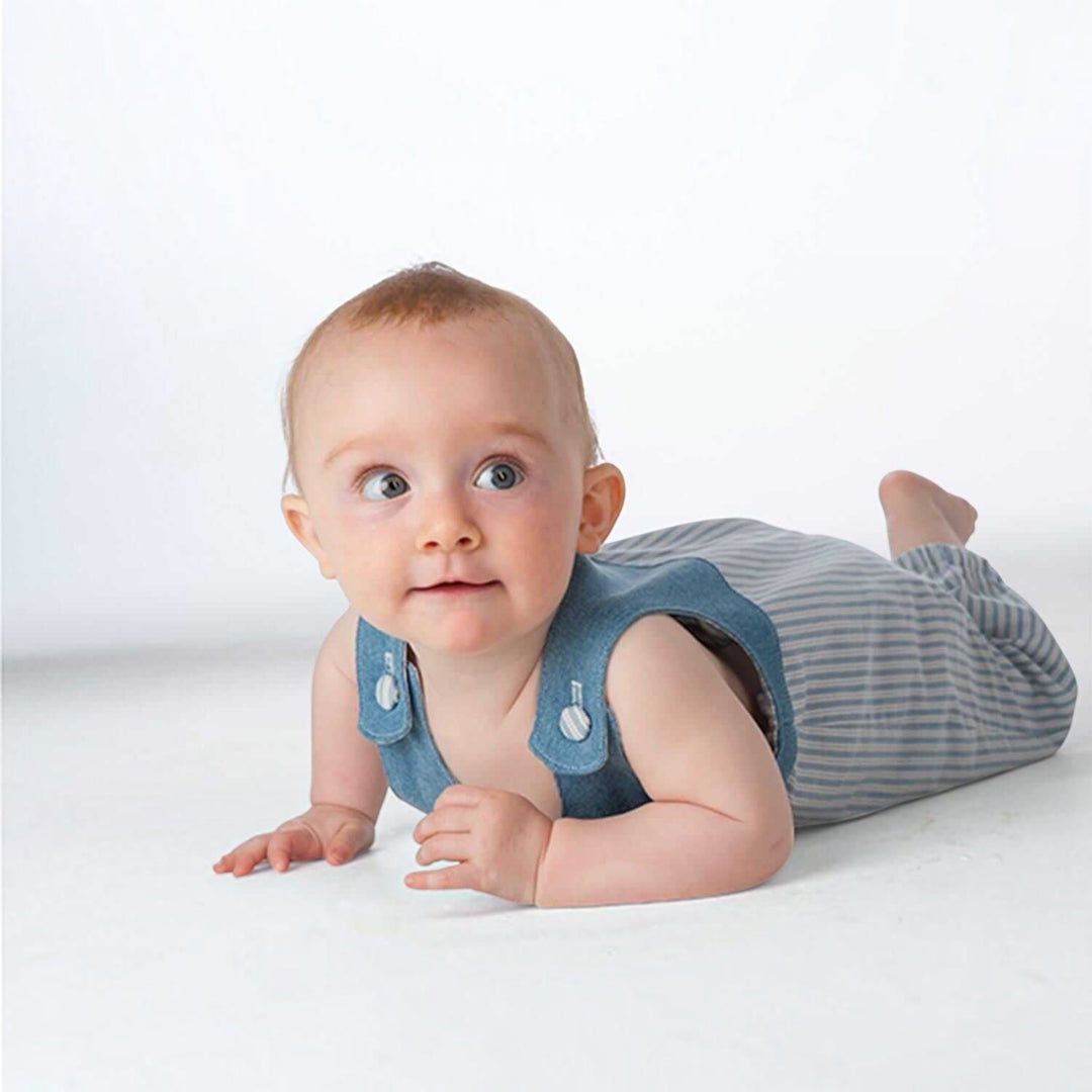 Baby Latzhosen Schnittmuster Digitaler Download Nähprojekt Bundle Drei Stilvarianten Wendeoverall Design Knopfträger Option Elastischer Saum Detail Sommer Babykleidung Größenbereich Neugeboren bis fünf Jahre Anfängerfreundliche Anleitung mit Foto