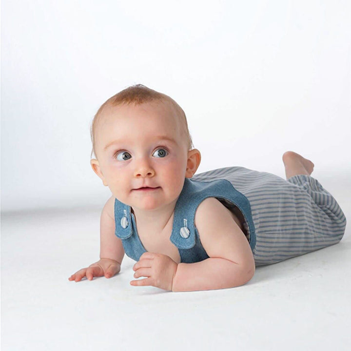 Baby Latzhosen Schnittmuster Digitaler Download Nähprojekt Bundle Drei Stilvarianten Wendeoverall Design Knopfträger Option Elastischer Saum Detail Sommer Babykleidung Größenbereich Neugeboren bis fünf Jahre Anfängerfreundliche Anleitung mit Foto