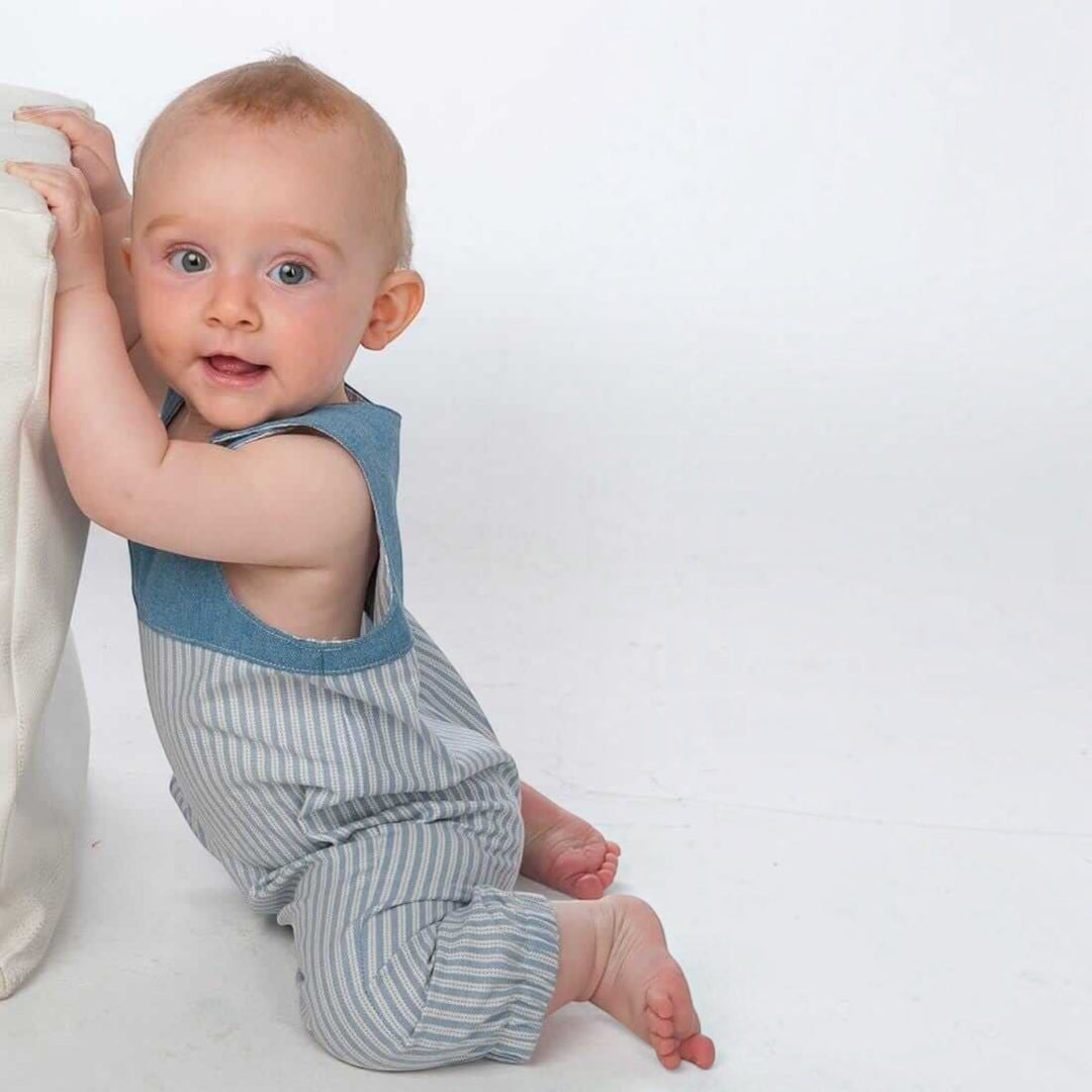 Baby Latzhosen Schnittmuster Digitaler Download Nähprojekt Bundle Drei Stilvarianten Wendeoverall Design Knopfträger Option Elastischer Saum Detail Sommer Babykleidung Größenbereich Neugeboren bis fünf Jahre Anfängerfreundliche Anleitung mit Foto