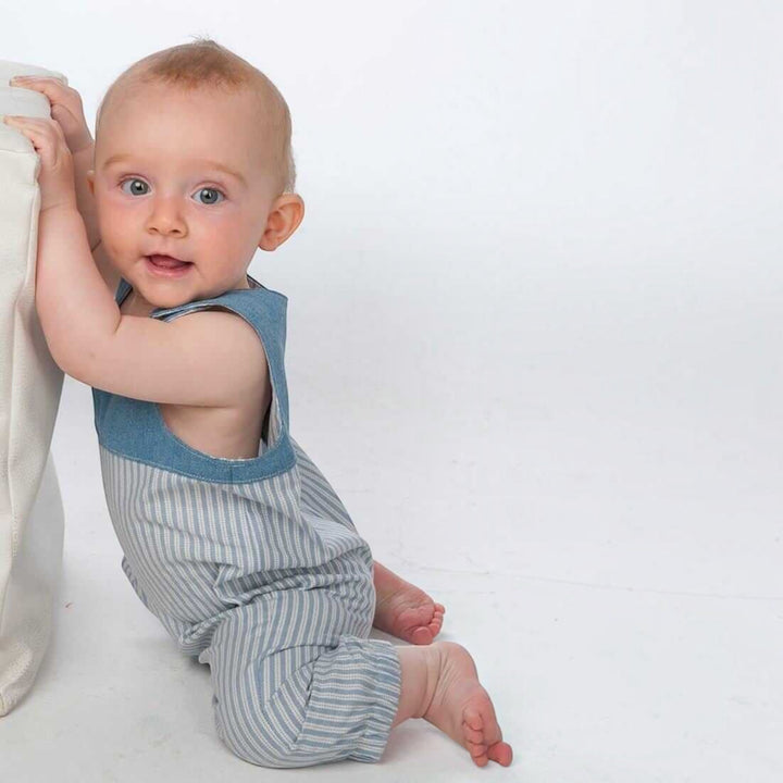 Baby Latzhosen Schnittmuster Digitaler Download Nähprojekt Bundle Drei Stilvarianten Wendeoverall Design Knopfträger Option Elastischer Saum Detail Sommer Babykleidung Größenbereich Neugeboren bis fünf Jahre Anfängerfreundliche Anleitung mit Foto
