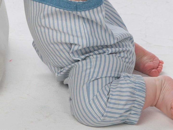 Baby Latzhosen Schnittmuster Digitaler Download Nähprojekt Bundle Drei Stilvarianten Wendeoverall Design Knopfträger Option Elastischer Saum Detail Sommer Babykleidung Größenbereich Neugeboren bis fünf Jahre Anfängerfreundliche Anleitung mit Foto