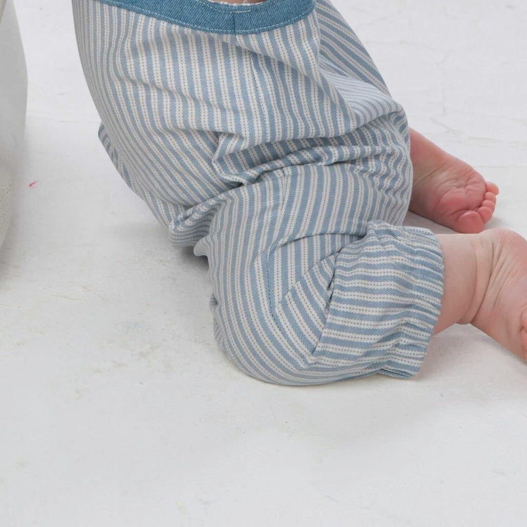 Baby Latzhosen Schnittmuster Digitaler Download Nähprojekt Bundle Drei Stilvarianten Wendeoverall Design Knopfträger Option Elastischer Saum Detail Sommer Babykleidung Größenbereich Neugeboren bis fünf Jahre Anfängerfreundliche Anleitung mit Foto