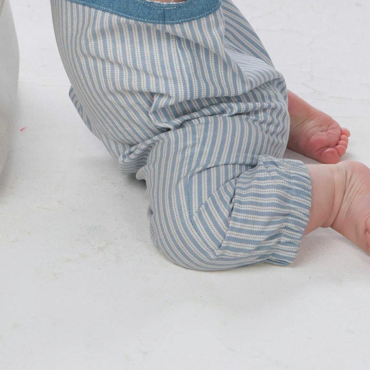 Baby Latzhosen Schnittmuster Digitaler Download Nähprojekt Bundle Drei Stilvarianten Wendeoverall Design Knopfträger Option Elastischer Saum Detail Sommer Babykleidung Größenbereich Neugeboren bis fünf Jahre Anfängerfreundliche Anleitung mit Foto