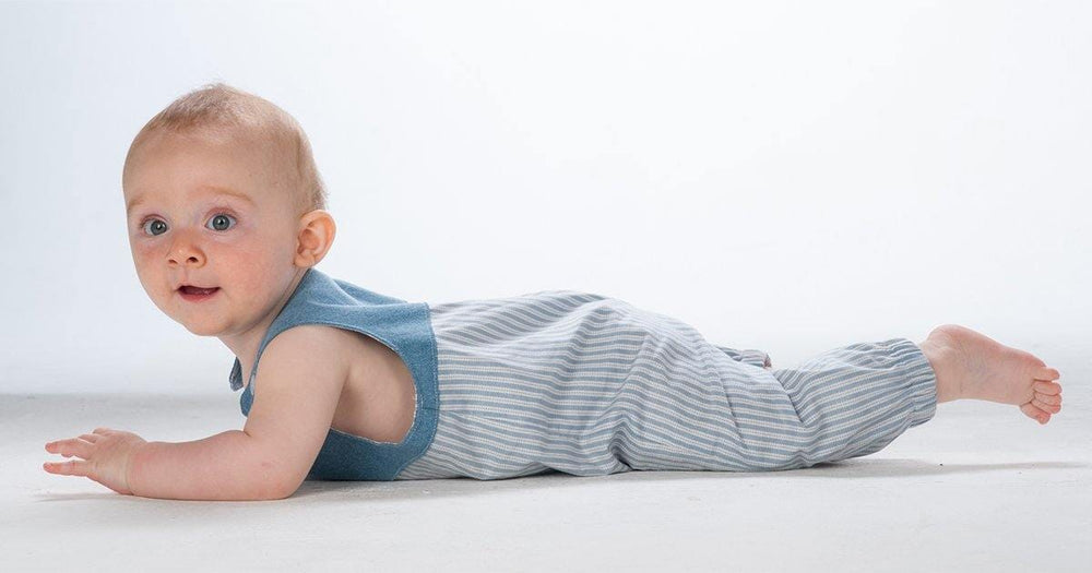 Baby Latzhosen Schnittmuster Digitaler Download Nähprojekt Bundle Drei Stilvarianten Wendeoverall Design Knopfträger Option Elastischer Saum Detail Sommer Babykleidung Größenbereich Neugeboren bis fünf Jahre Anfängerfreundliche Anleitung mit Foto