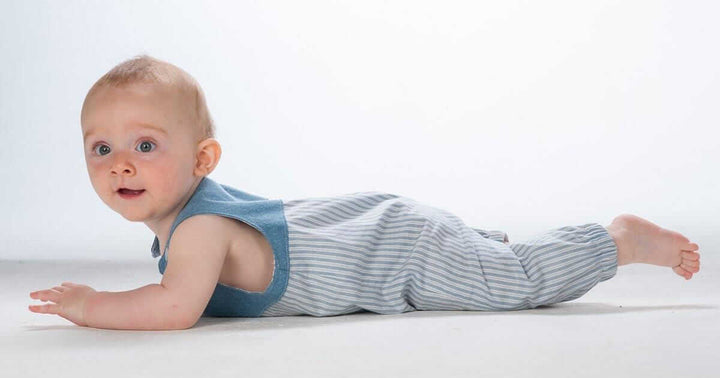 Baby Latzhosen Schnittmuster Digitaler Download Nähprojekt Bundle Drei Stilvarianten Wendeoverall Design Knopfträger Option Elastischer Saum Detail Sommer Babykleidung Größenbereich Neugeboren bis fünf Jahre Anfängerfreundliche Anleitung mit Foto