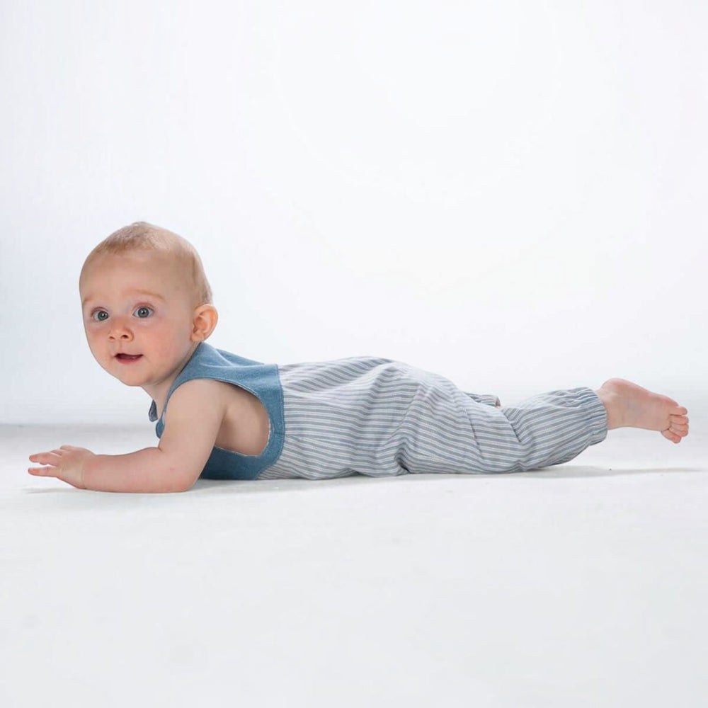 Baby Latzhosen Schnittmuster Digitaler Download Nähprojekt Bundle Drei Stilvarianten Wendeoverall Design Knopfträger Option Elastischer Saum Detail Sommer Babykleidung Größenbereich Neugeboren bis fünf Jahre Anfängerfreundliche Anleitung mit Foto