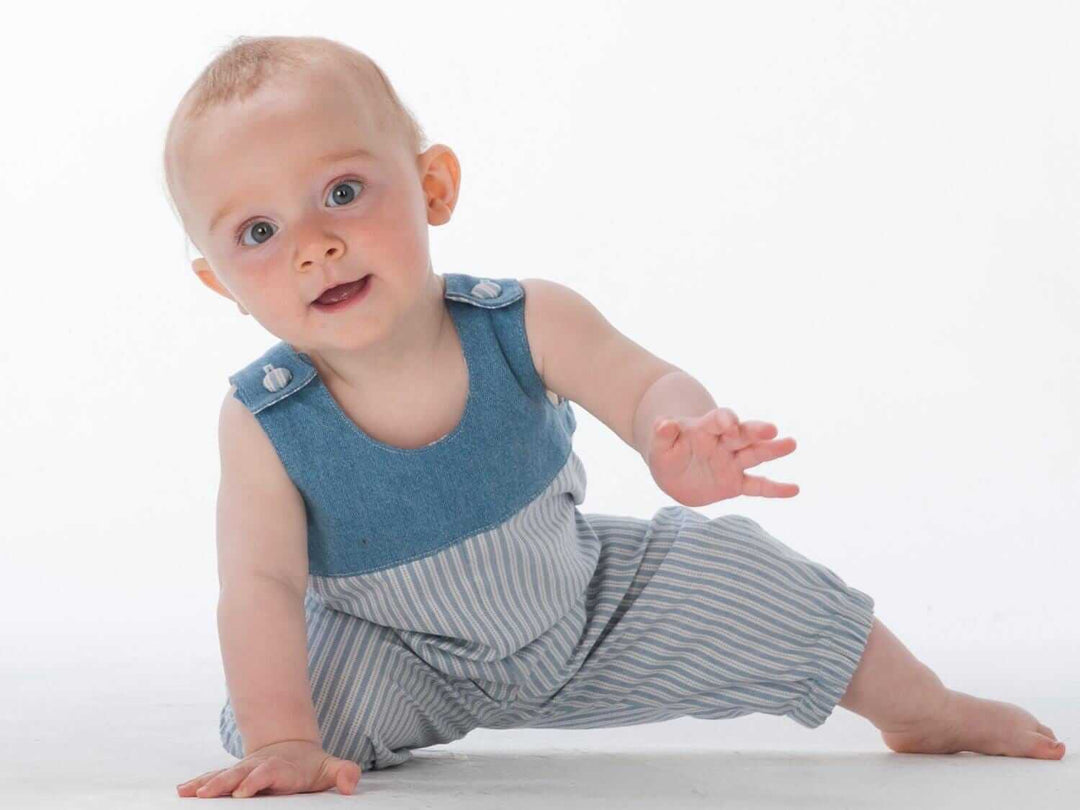 Baby Latzhosen Schnittmuster Digitaler Download Nähprojekt Bundle Drei Stilvarianten Wendeoverall Design Knopfträger Option Elastischer Saum Detail Sommer Babykleidung Größenbereich Neugeboren bis fünf Jahre Anfängerfreundliche Anleitung mit Foto