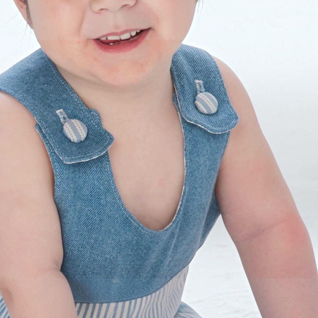 Baby Latzhosen Schnittmuster Digitaler Download Nähprojekt Bundle Drei Stilvarianten Wendeoverall Design Knopfträger Option Elastischer Saum Detail Sommer Babykleidung Größenbereich Neugeboren bis fünf Jahre Anfängerfreundliche Anleitung mit Foto