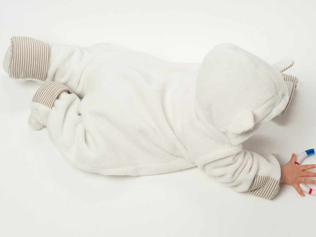 Schnittmuster Baby Jumpsuit CASSIA – weißer Hoodie Strampler für neutrale Babybekleidung.