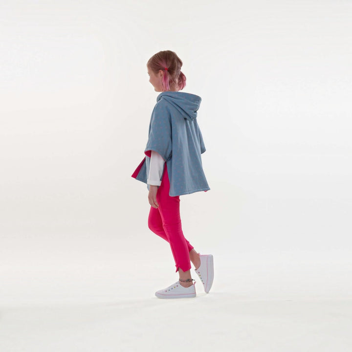 Schnittmuster Set für Poncho und Hose in stilvollem Kinder-Outfit mit Kapuze und pinker Hose