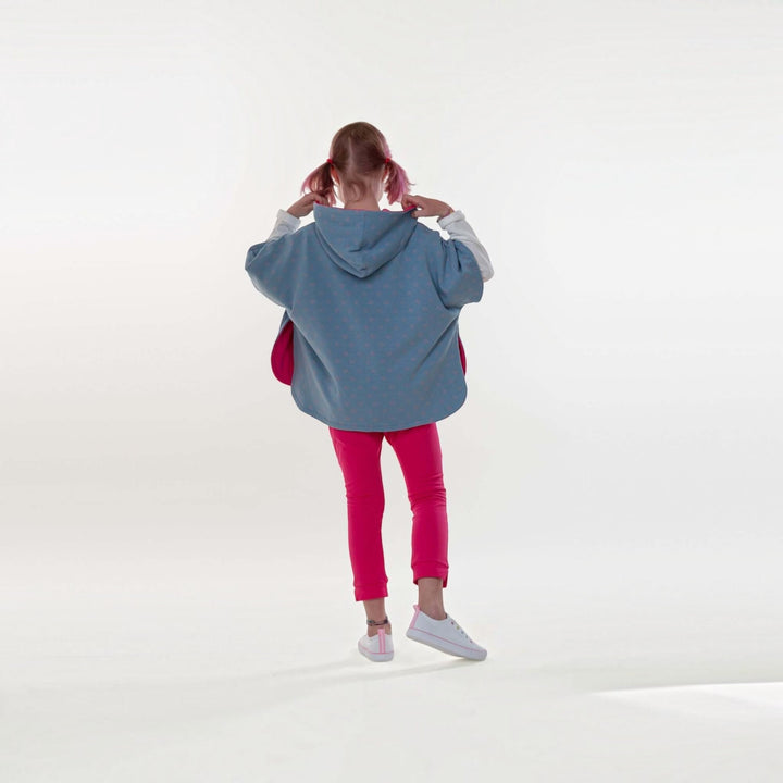 Schnittmuster Set PAULA DADO Poncho mit Kapuze und Jogginghose in Denimblau und Pink für Kinder.