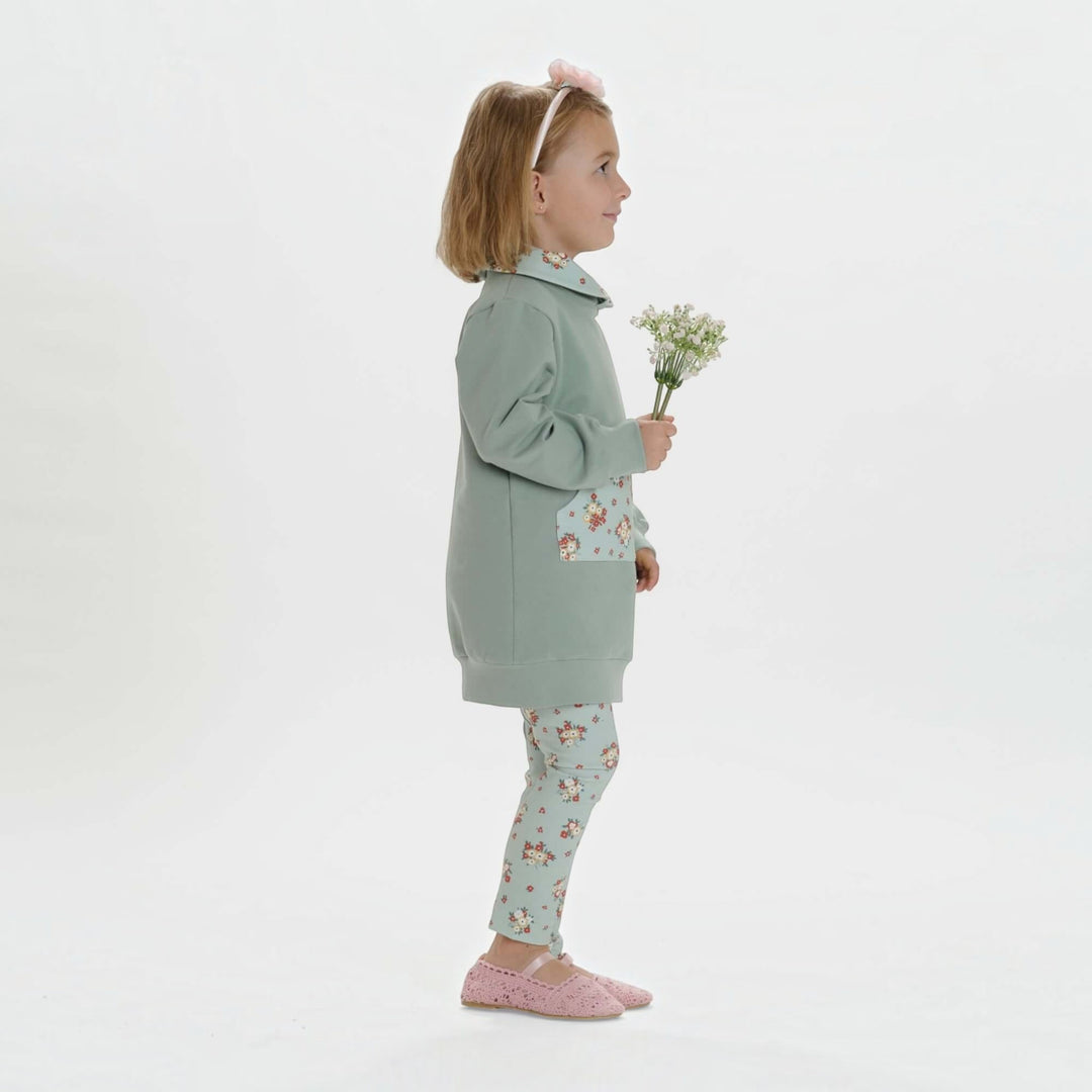 Kinder Hoodie PDF Schnittmuster ARWEN – Tunika mit Kapuze & Kragen 80/86–140/146, Kindermodell in pastellgrün.