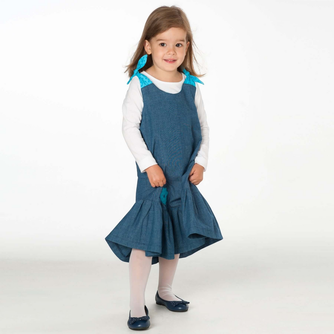 Patternforkids A-Linien Kleid Siena mit Saumrüsche und blauen Schleifen an einem Mädchen