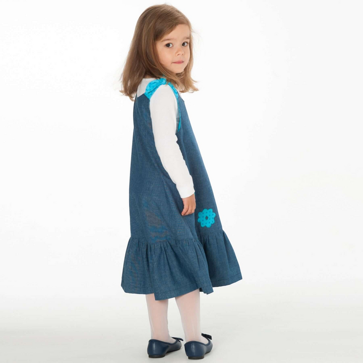 Patternforkids A-Linien Kleid Siena aus blauem Jeansstoff mit Saumrüsche und türkisen Schleifen an einem Mädchen