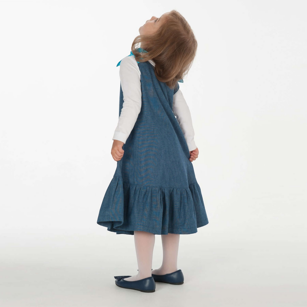 Patternforkids A-Linien Kleid Siena aus blauem Jeansstoff mit Saumrüsche an einem kleinen Mädchen