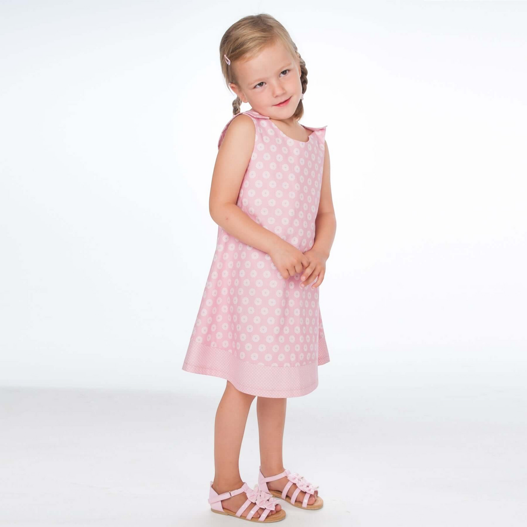Patternforkids A-Linien Kleid Siena für Mädchen aus rosa Baumwollstoff mit weißem Blumenmuster und Saumblende