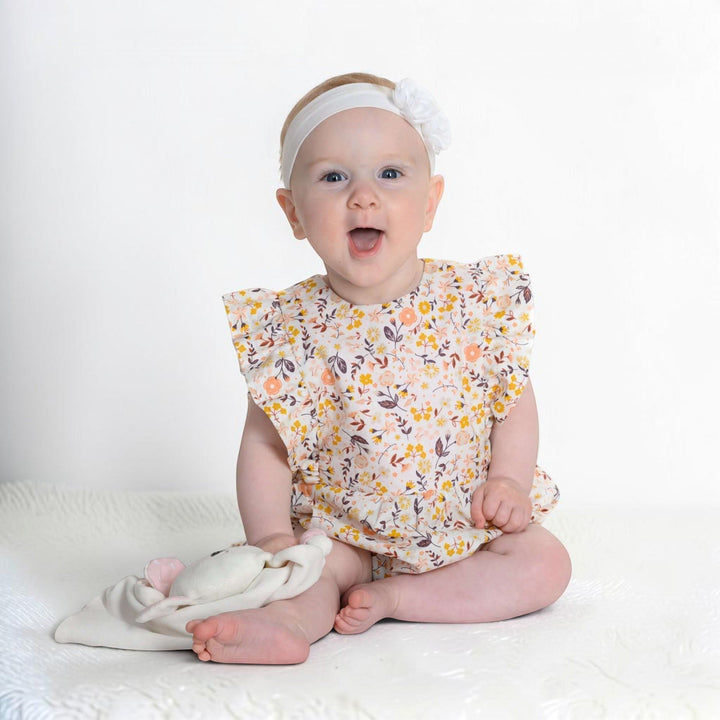 Patternforkids Baby Mädchen Bloomer CHIARA mit Blumenmuster und Rüschen an den Ärmeln, getragen von einem Baby