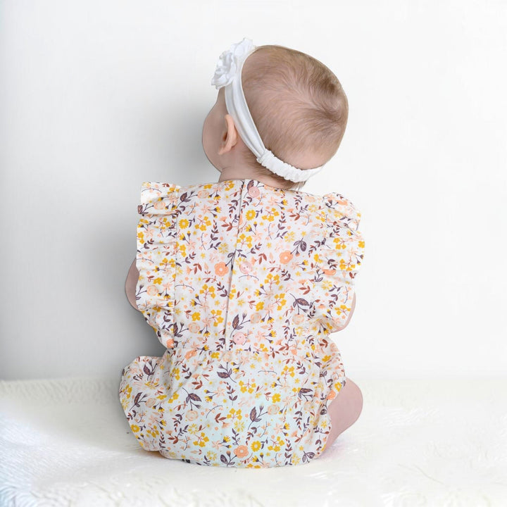 Patternforkids Baby Bloomer CHIARA mit Blumenmuster, Rüschen an den Ärmeln und weißem Haarband, Rückansicht