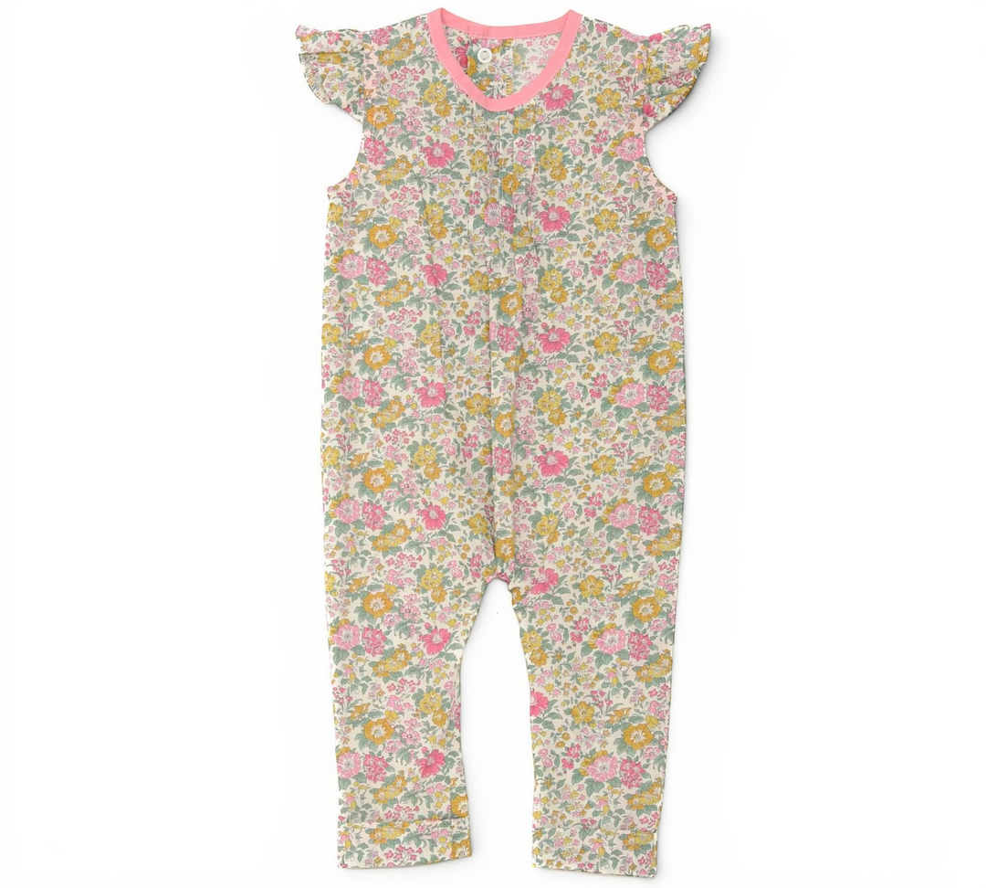 Patternforkids Baby Jumpsuit MIA mit Blumenmuster, Rüschenärmeln und rosa Ausschnitt aus Baumwolle.