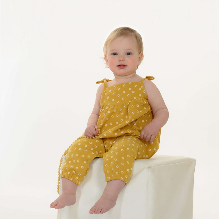 Patternforkids Baby Mädchen Jumpsuit Nele aus gelbem Musselin mit weißem Blumenmuster und Schleifenträgern