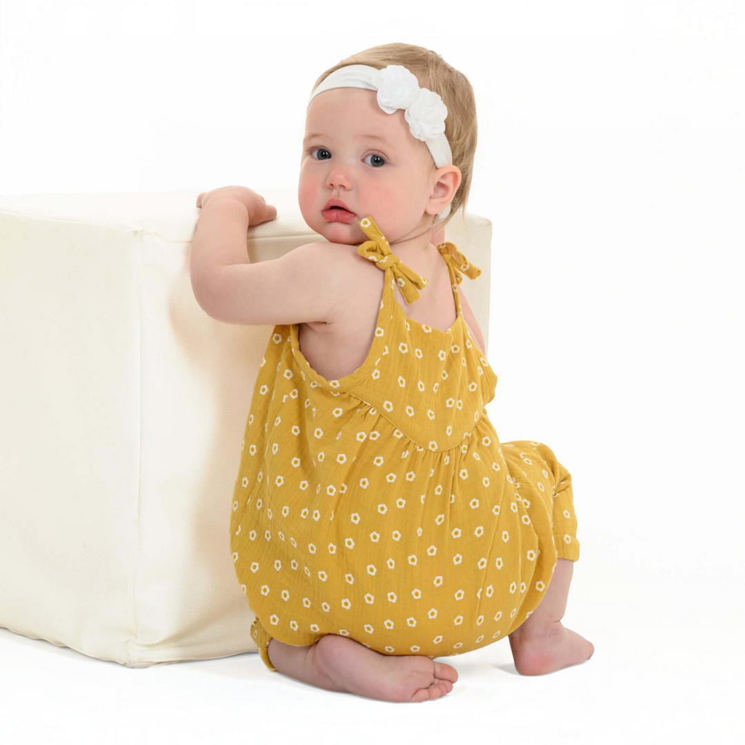 Patternforkids Baby Mädchen Jumpsuit Nele aus gelbem Musselin mit Blumenmuster und Schleifenträgern