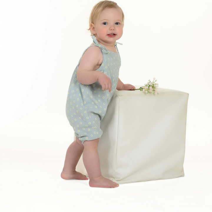 Patternforkids Baby Mädchen Jumpsuit Nele aus hellblauem Musselin mit Gänseblümchen-Muster und Trägern zum Binden