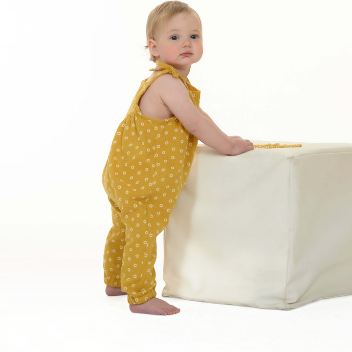 Patternforkids Baby Mädchen Jumpsuit Nele aus senfgelbem Musselin mit weißem Blumenmuster und Trägern zum Binden
