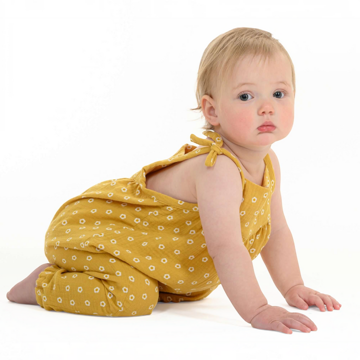 Patternforkids Baby Mädchen Jumpsuit NELE aus senfgelbem Musselin mit weißem Blumenmuster und Schleifenträgern