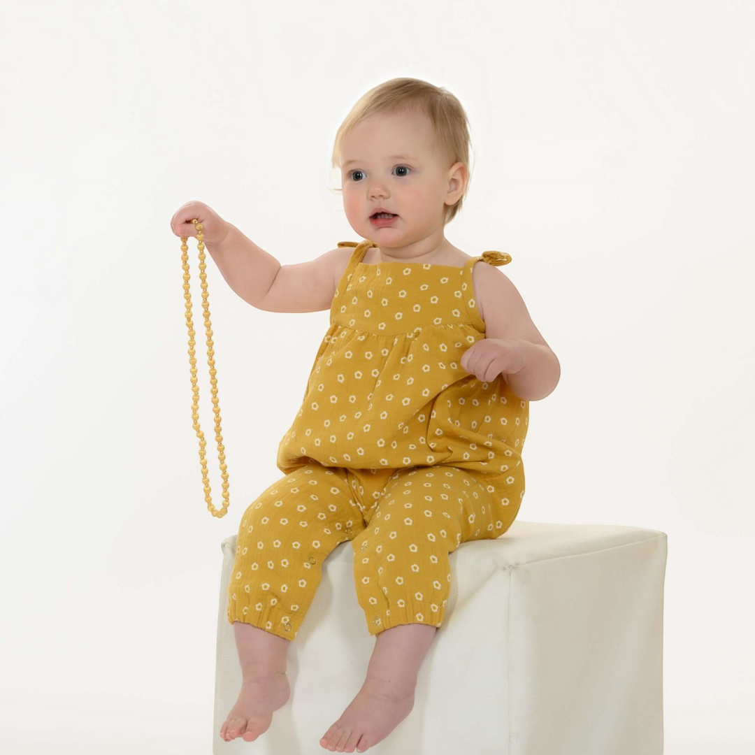Patternforkids Baby Mädchen Jumpsuit NELE aus senfgelbem Musselin mit weißem Blumenmuster und Schleifenträgern