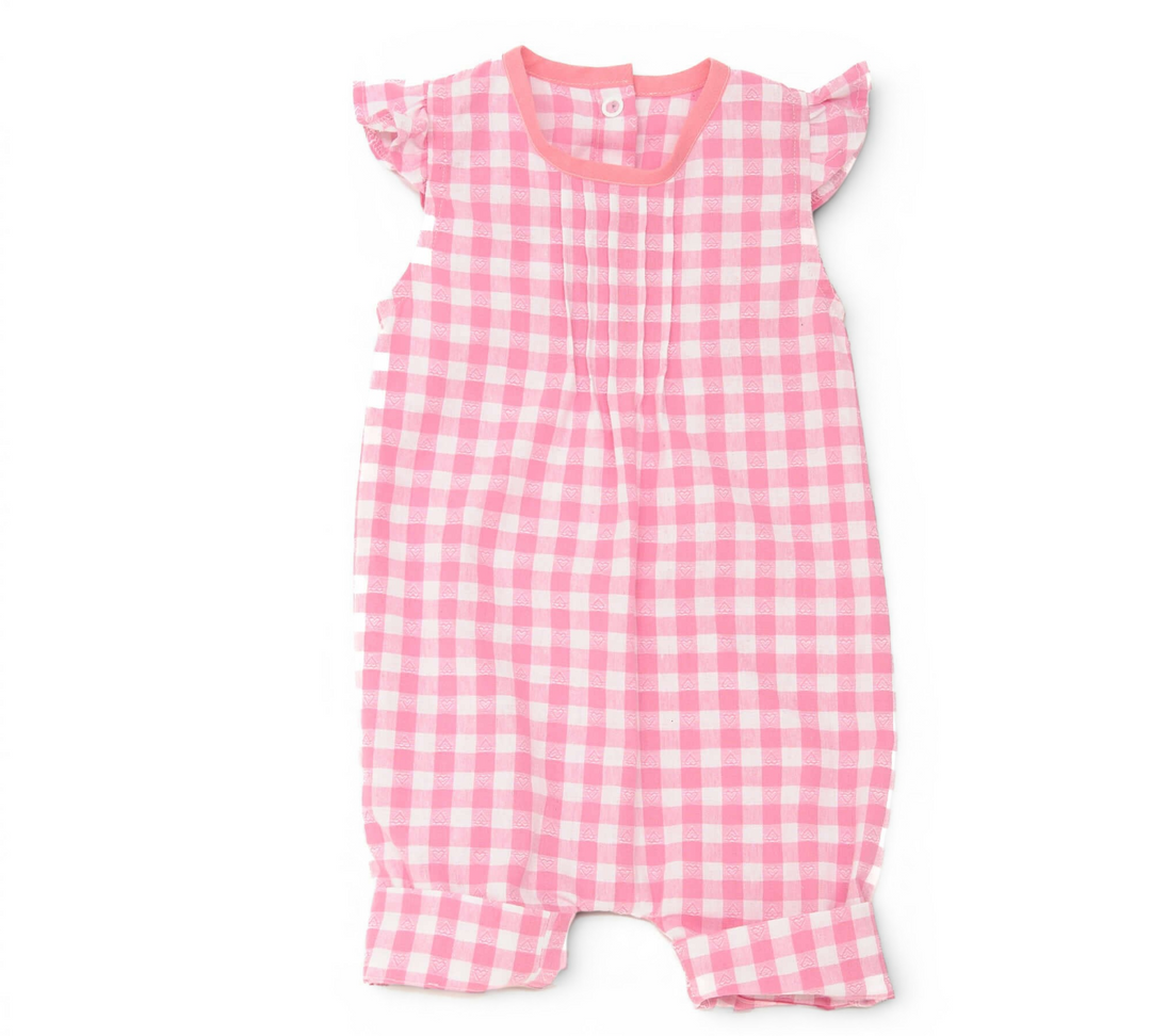 Patternforkids Baby Jumpsuit MIA aus rosa-weißem Vichy-Karo-Stoff mit Rüschenärmeln und Falten am Ausschnitt