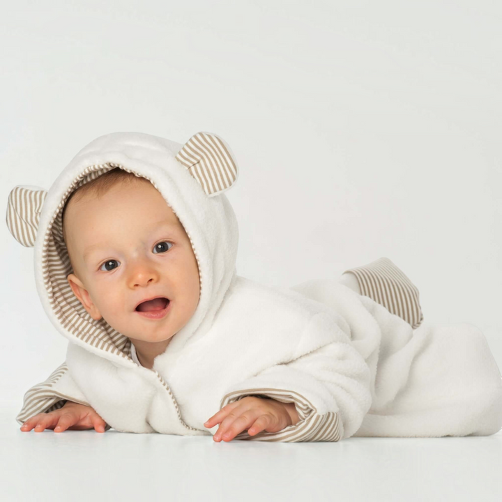 Patternforkids Baby-Kapuzenstrampler CASSIA aus weichem weißem Stoff mit gestreiften Details und niedlichen Bärenohren