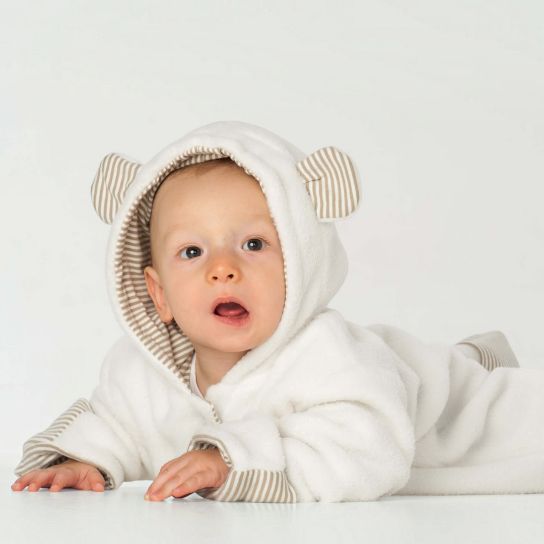 Patternforkids Baby-Kapuzenstrampler Cassia aus weichem weißem Fleece mit gestreiften Ohren und Umschlagbündchen