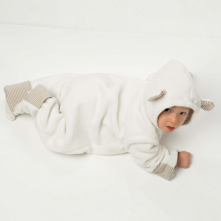 Patternforkids Baby-Kapuzenstrampler CASSIA aus weichem beigem Fleece mit gestreiften Umschlägen und Bärenohren