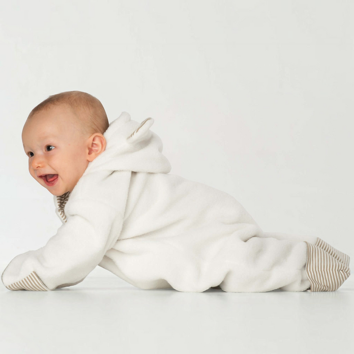Patternforkids Baby-Kapuzenstrampler CASSIA aus weichem, weißem Fleece mit gestreiften Umschlägen an Armen und Beinen