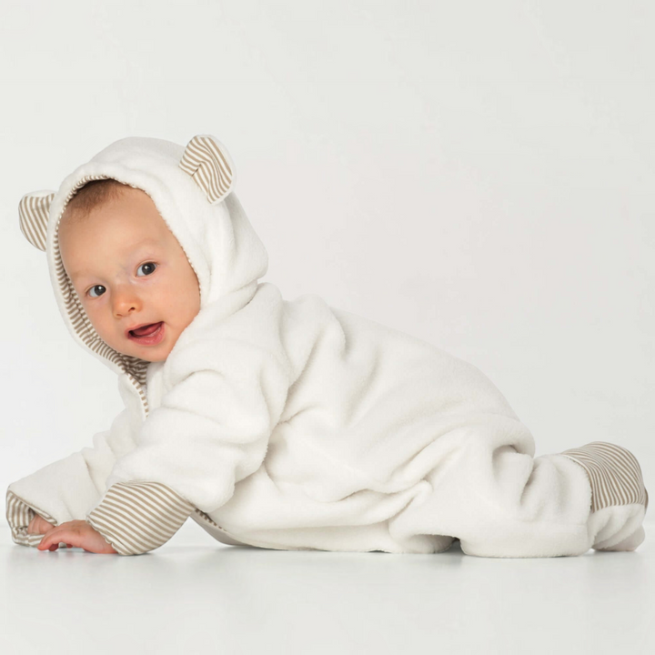Patternforkids Baby-Kapuzenstrampler Cassia aus weichem, weißem Fleece mit gestreiften Umschlägen und Bärenohren