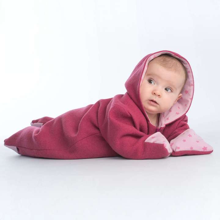 Patternforkids Baby-Kapuzenstrampler SOLE aus beerenfarbenem Fleece mit hellrosa Sternenfutter und Reißverschluss