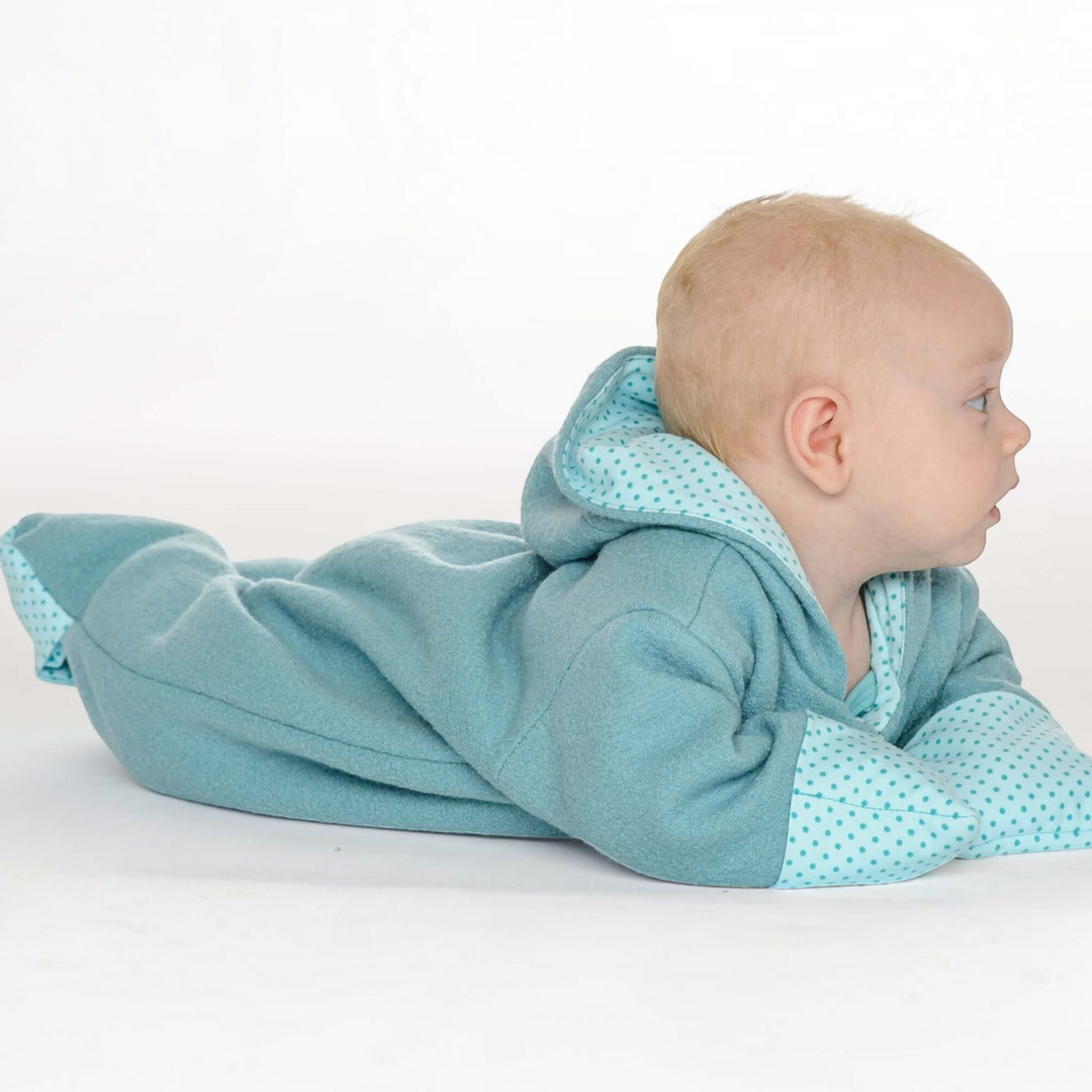 Patternforkids Baby-Kapuzenstrampler SOLE aus blauem Fleece mit gepunktetem Innenfutter in Seitenansicht