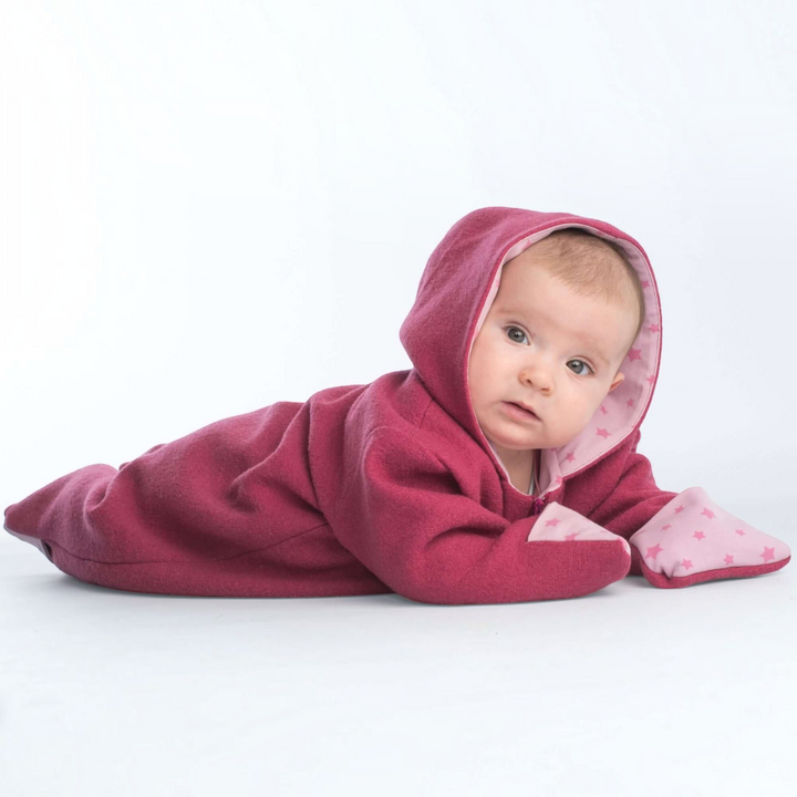 Patternforkids SOLE Baby-Kapuzenstrampler aus weichem, beerenfarbenem Fleece mit Sternenfutter und Umschlagbündchen