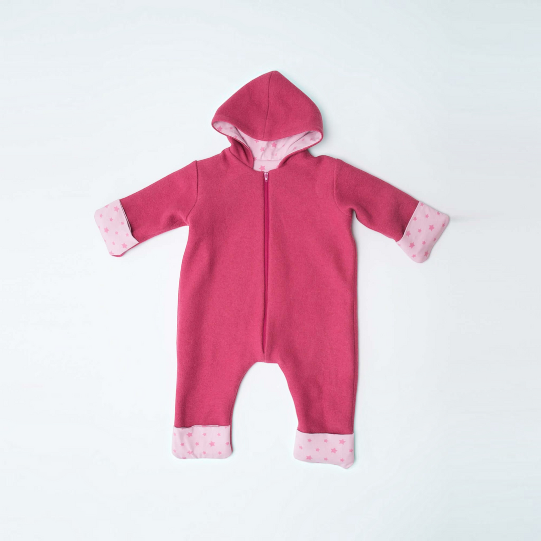 Patternforkids SOLE Baby-Kapuzenstrampler aus pinkem Fleece mit Sternenmuster-Umschlägen und Reißverschluss
