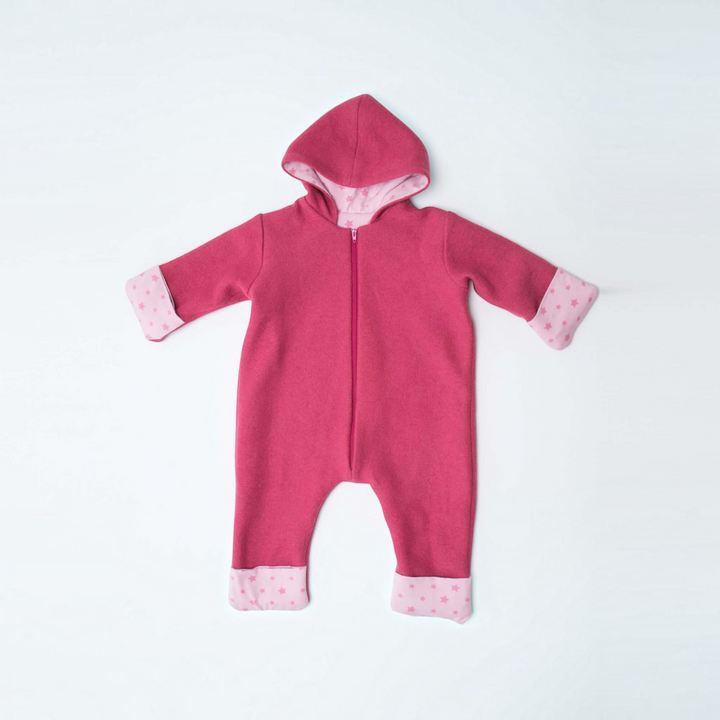 Patternforkids SOLE Baby-Kapuzenstrampler aus pinkem Fleece mit Sternenmuster-Umschlägen und Reißverschluss
