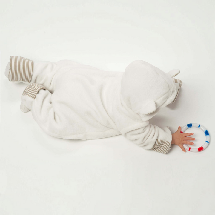 Patternforkids Kapuzenstrampler Cassia aus weichem beigem Fleece mit Kapuze und gestreiften Umschlägen für Babys