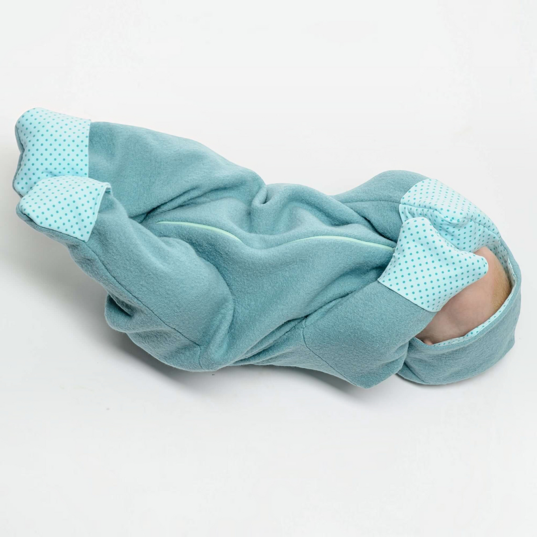 Patternforkids Baby-Kapuzenstrampler SOLE aus blauem Fleece mit gepunkteten Umschlägen und Reißverschluss