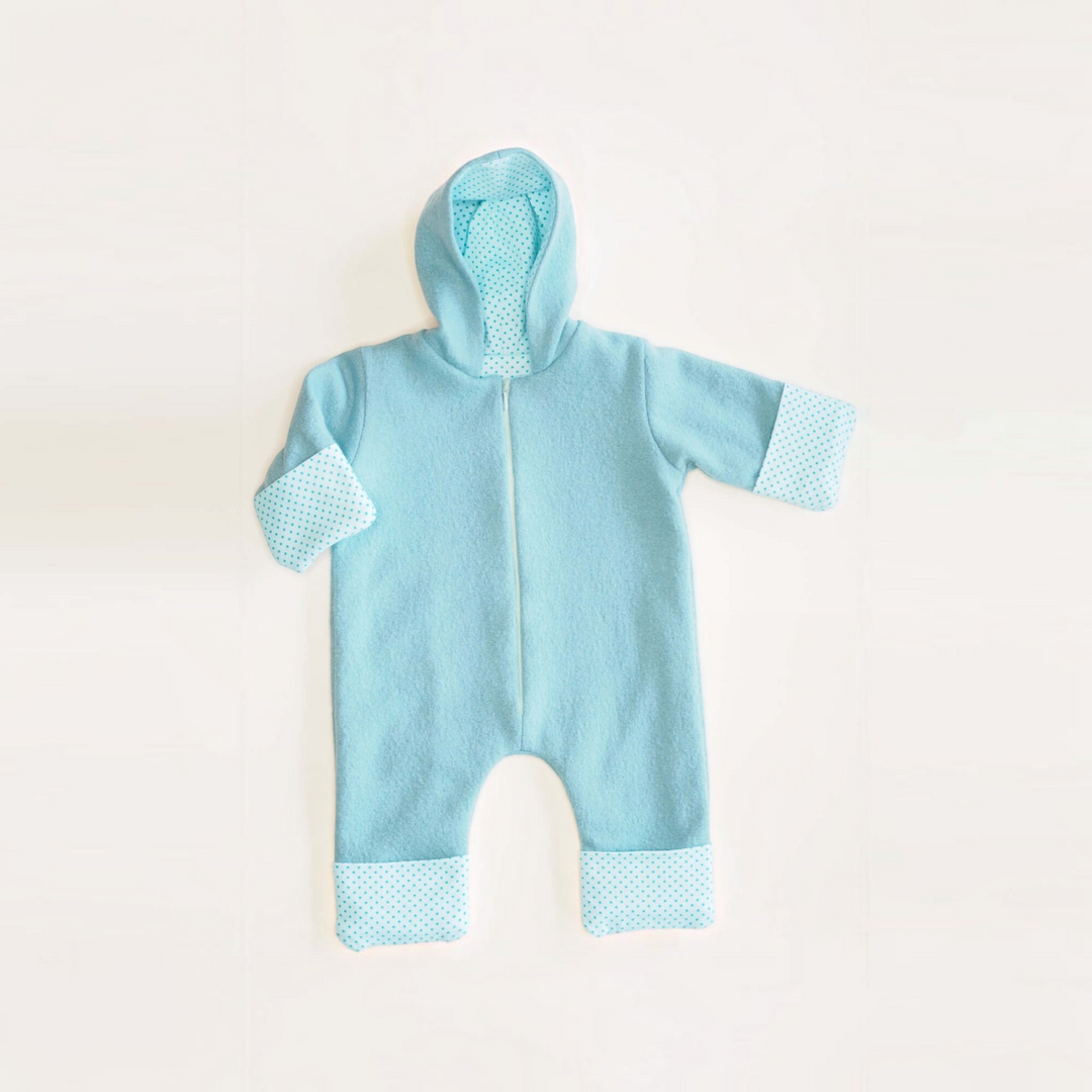 Patternforkids SOLE Baby-Kapuzenstrampler aus hellblauem Fleece mit gepunktetem Innenfutter und Reißverschluss