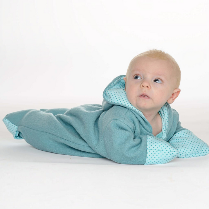 Patternforkids SOLE Baby-Kapuzenstrampler aus blauem Walkstoff mit gepunktetem Innenfutter und Umschlagbündchen