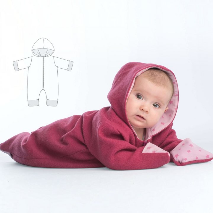 Patternforkids Baby-Kapuzenstrampler SOLE aus weichem beerenfarbenem Fleece mit Sternenfutter und Reißverschluss