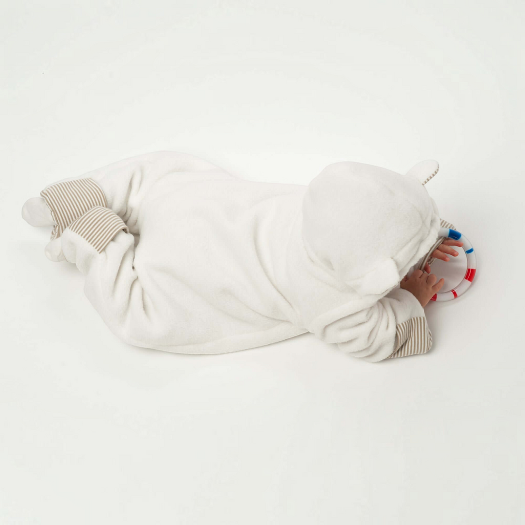 Patternforkids Baby-Kapuzenstrampler CASSIA aus weichem weißem Fleece mit gestreiften Umschlägen an Armen und Beinen