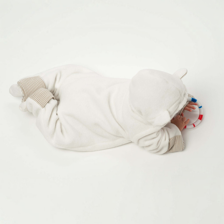 Patternforkids Baby-Kapuzenstrampler CASSIA aus weichem weißem Fleece mit gestreiften Umschlägen an Armen und Beinen