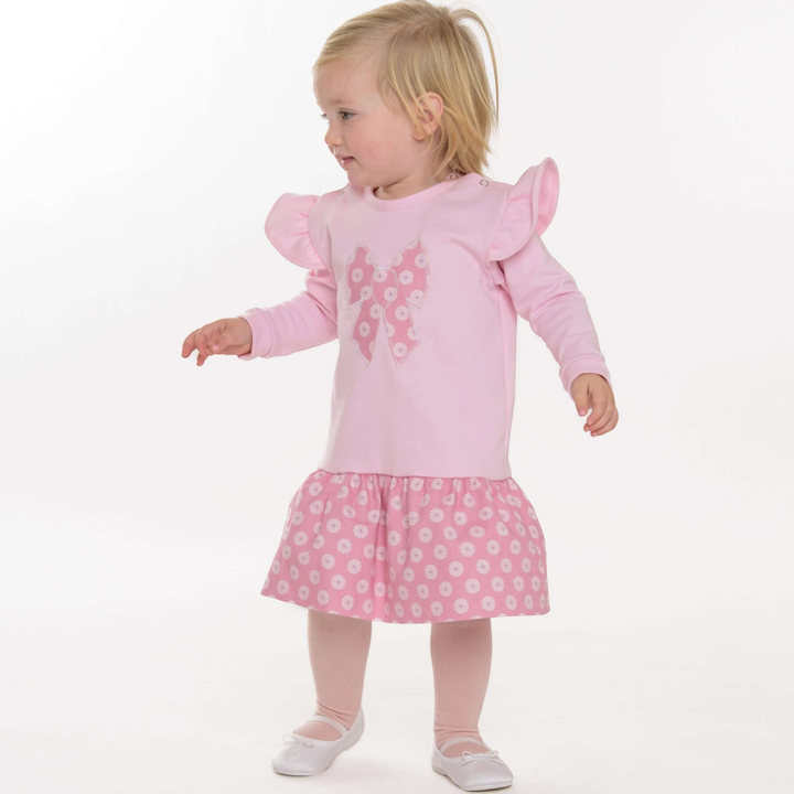 Kleinkind trägt ein Patternforkids Kleid mit Rüschenärmeln, Schleifen-Applikation und geblümtem Rock in Rosa