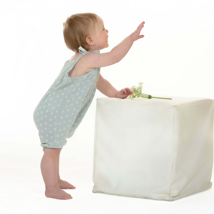 Patternforkids Baby Mädchen Kurzoverall Nele aus hellgrünem Musselin mit Gänseblümchen-Muster und Schleifenträgern